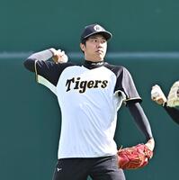 　キャッチボールする才木（撮影・西田忠信）