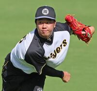 　キャッチボールをして調整する才木（撮影・立川洋一郎）