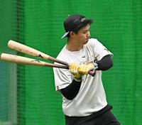 　素振りをする森下（撮影・西田忠信）