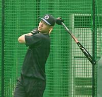 　打撃練習する佐藤輝（撮影・西田忠信）
