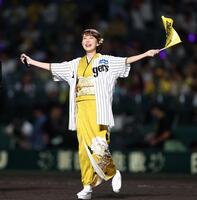 　試合後、六甲おろしを熱唱する丘みどり（撮影・北村雅宏）