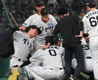 　試合前の円陣でナインを鼓舞する森下（左）＝撮影・西田忠信