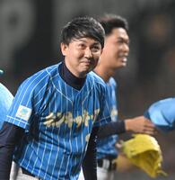 　ファーストピッチセレモニーに登場したバッテリィズ・寺家（撮影・飯室逸平）