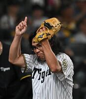 　始球式を終え、ポーズを決めるロッチ・中岡（撮影・西田忠信）