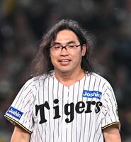 　始球式に登場したロッチ・中岡（撮影・西田忠信）