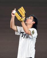 　始球式を務めるロッチ・中岡（撮影・山口登）