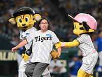 　始球式に登場したロッチ・中岡（撮影・西田忠信）