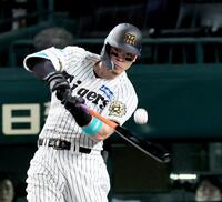 　１回、先制打を放つ佐藤輝（撮影・田中太一）