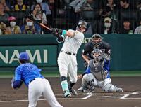 　１回、左翼線へ先制の適時二塁打を放つ佐藤輝（撮影・立川洋一郎）