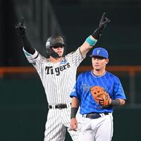 　１回、先制打を放ち二塁上で両手をあげる佐藤輝（撮影・飯室逸平）