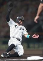 　１回、大山の犠飛で三塁を陥れる二走・佐藤輝（撮影・北村雅宏）