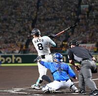 　１回、先制打を放つ佐藤輝（撮影・飯室逸平）