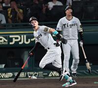 　１回、先制打を放つ佐藤輝（撮影・田中太一）