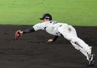 　４回、小幡は林のライナーを好捕する（撮影・山口登）