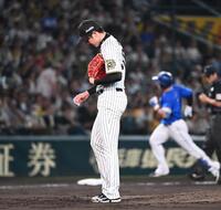 　４回、牧（右）に左中間本塁打を浴びた才木