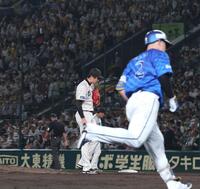 　４回、牧（右）に勝ち越しソロを浴びた才木（撮影・北村雅宏）