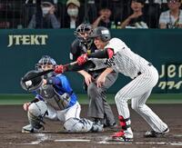 　２回、スリーバントを失敗する才木（撮影・立川洋一郎）