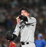 　同点に追いつかれた３回を投げ終え、汗をぬぐう才木（撮影・西田忠信）