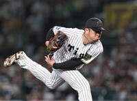 　８回途中から登板する岩貞（撮影・北村雅宏）