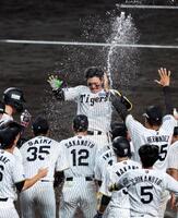 　１０回、サヨナラ２ランを放ち生還する森下（撮影・山口登）