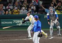 　１０回、左中間スタンドへサヨナラ２ランを放つ森下（撮影・立川洋一郎）