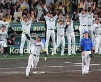 　１０回、左中間スタンドへサヨナラ２ランを放ち雄たけびを上げる森下（撮影・立川洋一郎）