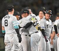 　森下と抱き合い勝利を喜ぶ藤川監督（撮影・飯室逸平）