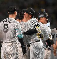 　森下と抱き合って勝利を喜ぶ藤川監督（撮影・飯室逸平）