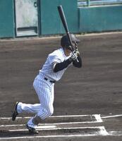 　初回、右翼線へ二塁打を放つ福島