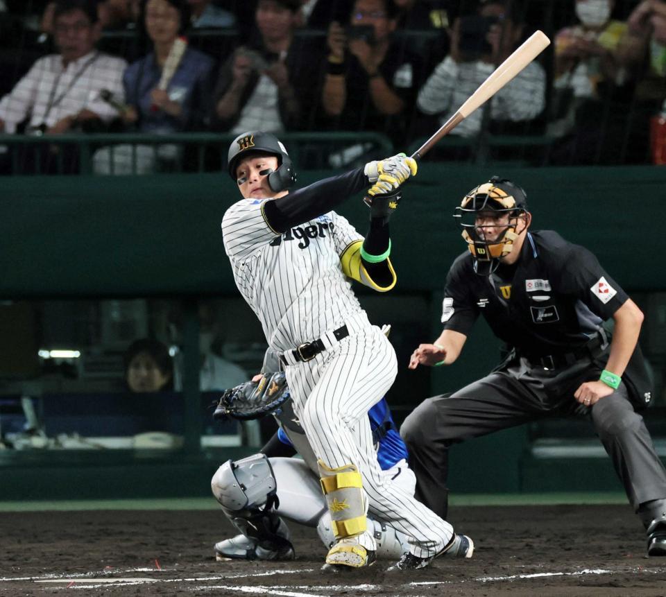 　６回、先制打を放つ森下（撮影・田中太一）