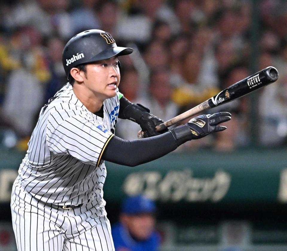 　５回無死、右前打を放つ中川（撮影・西田忠信）