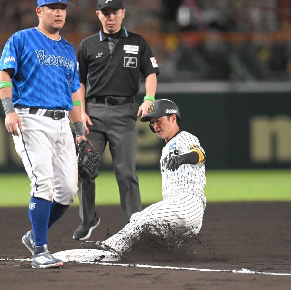 　６回、三盗を決める近本（撮影・飯室逸平）