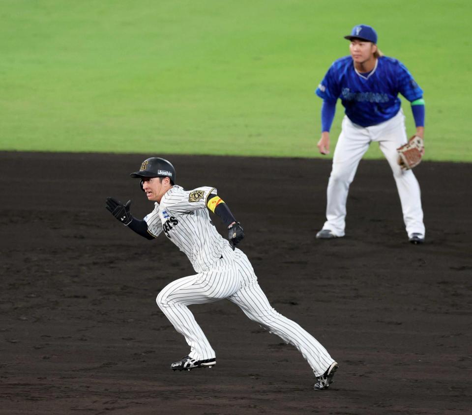 　６回、三盗を決める近本