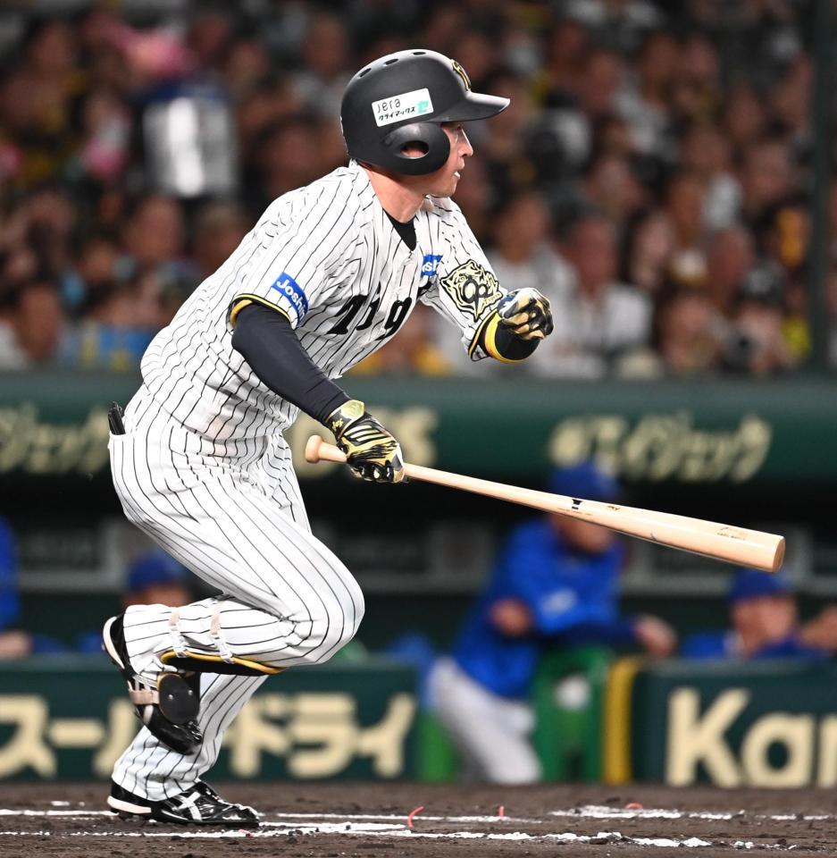 　６回、近本が遊内野安打を放つ