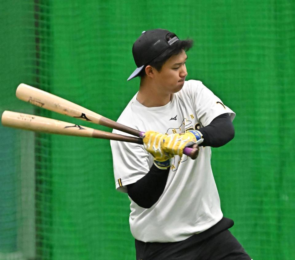 　素振りをする森下（撮影・西田忠信）