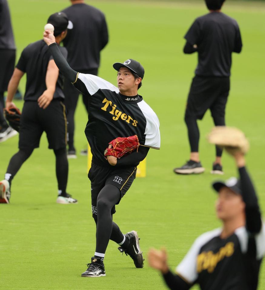 　キャッチボールをして調整する才木（撮影・立川洋一郎）