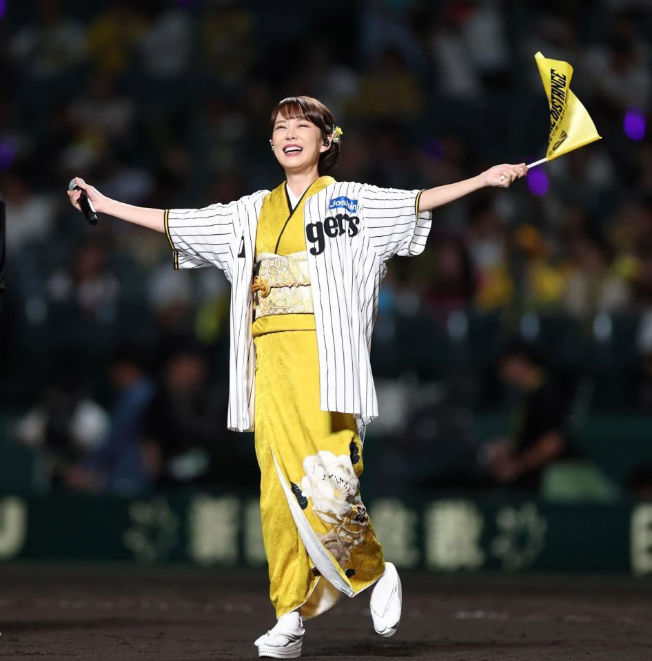 　試合後、六甲おろしを熱唱する丘みどり（撮影・北村雅宏）