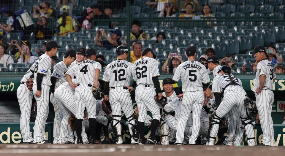 　試合前、円陣を組む阪神ナイン（撮影・北村雅宏）