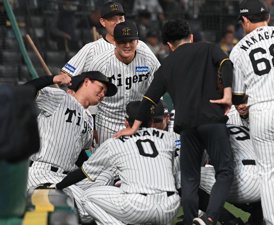 　試合前の円陣でナインを鼓舞する森下（左）＝撮影・西田忠信