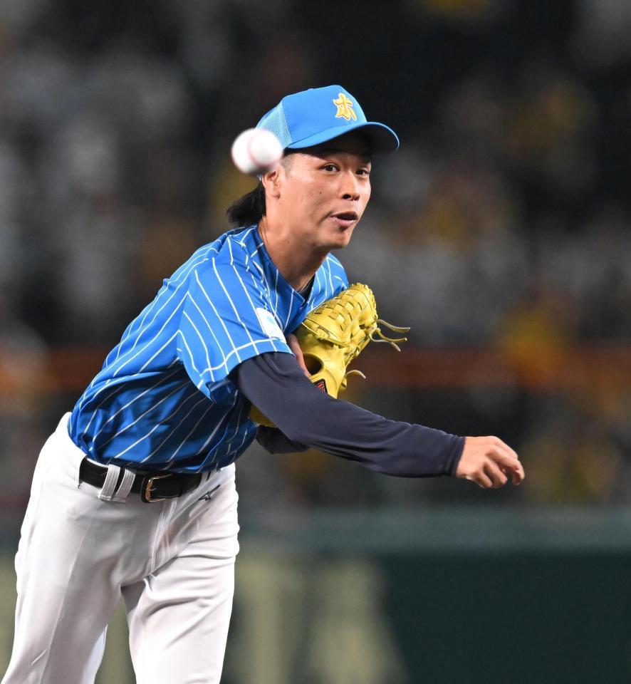 　ファーストピッチセレモニーで投球するバッテリィズ・エース（撮影・飯室逸平）