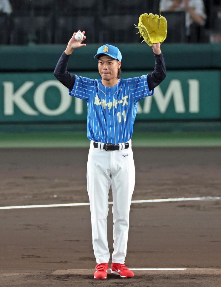 　ファーストピッチセレモニーのマウンドに立つバッテリーズのエース（撮影・立川洋一郎）