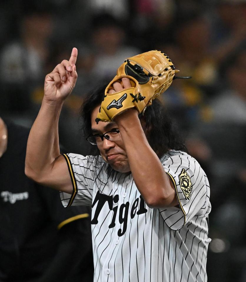 　始球式を終え、ポーズを決めるロッチ・中岡（撮影・西田忠信）