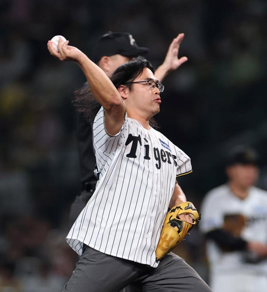 　始球式を務める中岡創一（撮影・北村雅宏）