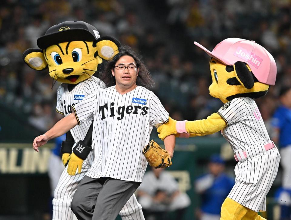 　始球式に登場したロッチ・中岡（撮影・西田忠信）