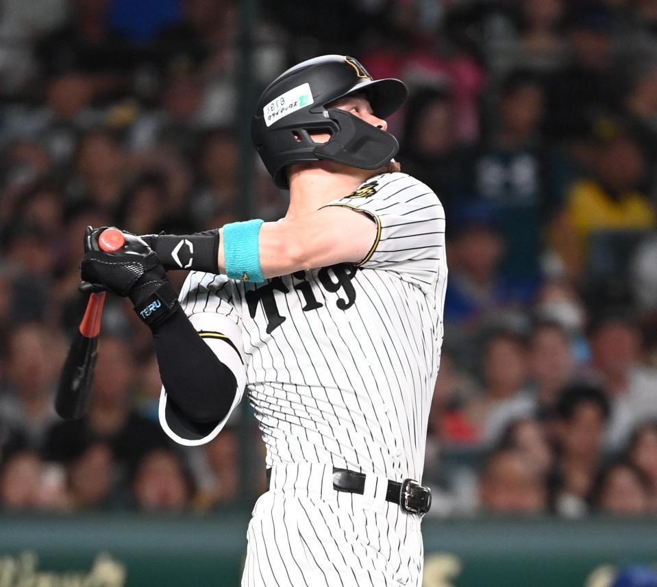 　１回、佐藤輝が左翼線適時二塁打を放つ