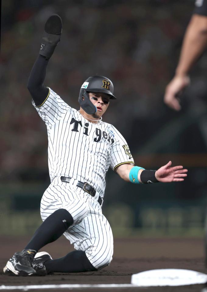 　１回、大山の犠飛で三塁を陥れる二走・佐藤輝（撮影・北村雅宏）