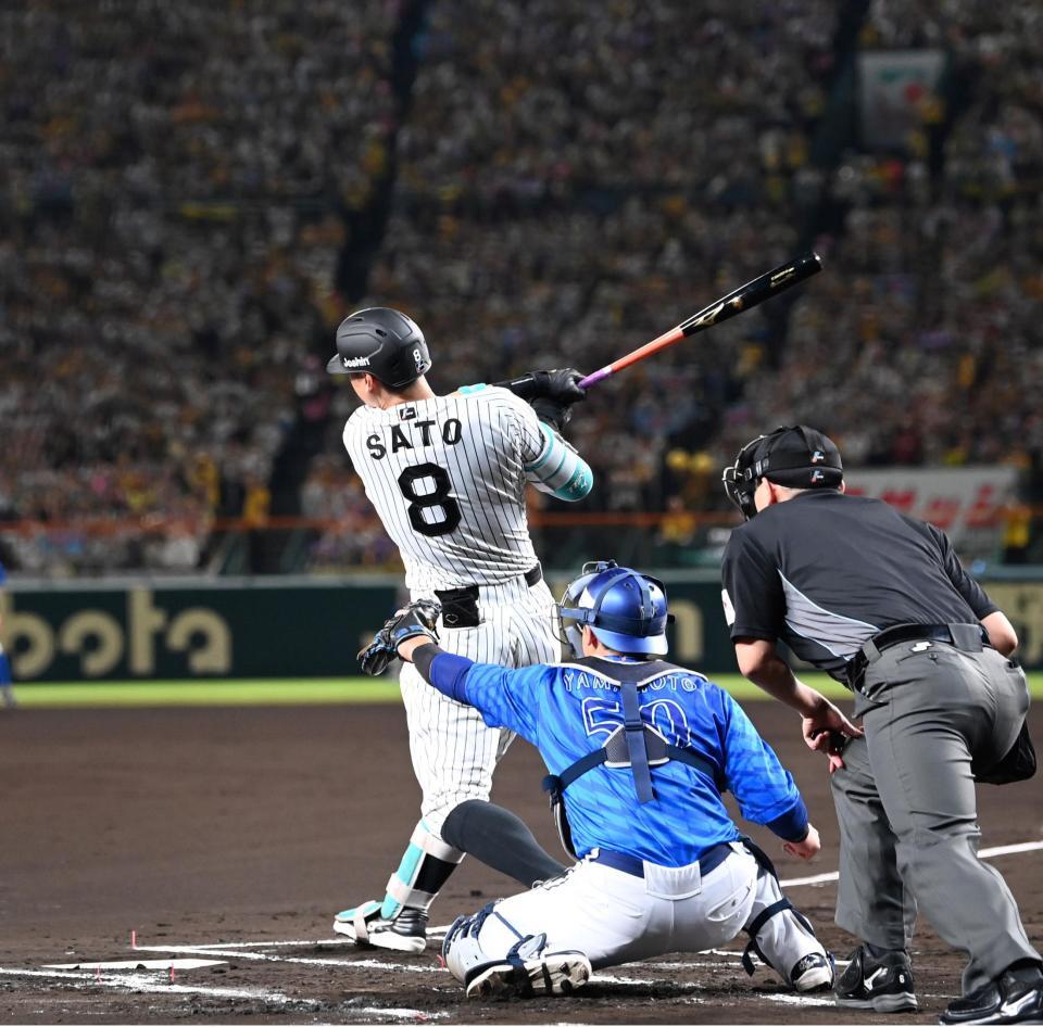 　１回、先制打を放つ佐藤輝（撮影・飯室逸平）