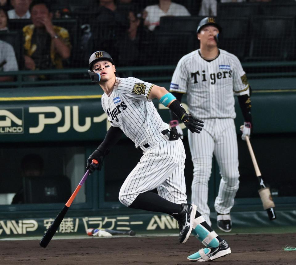 　１回、先制打を放つ佐藤輝（撮影・田中太一）