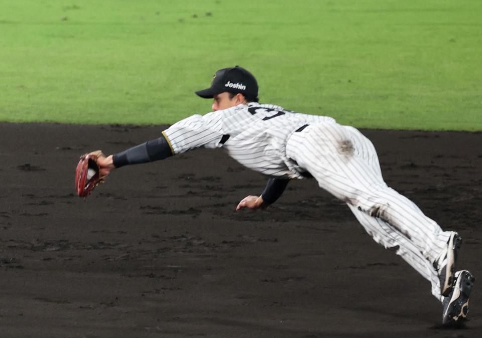 　４回、小幡は林のライナーを好捕する（撮影・山口登）