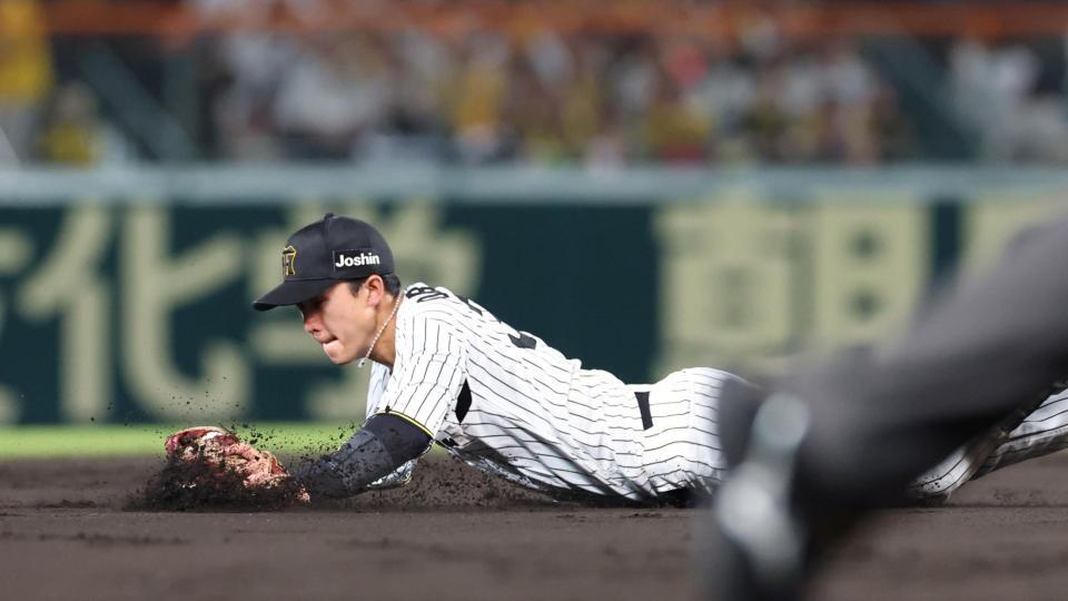 　４回、林の打球を飛び込んで好捕する小幡（撮影・北村雅宏）